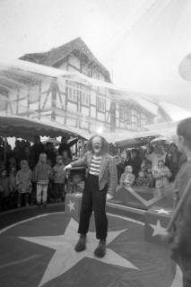 ARH NL Mellin 01-106/0004, Vorführung eines Clowns beim Volksfest?, ohne Datum
