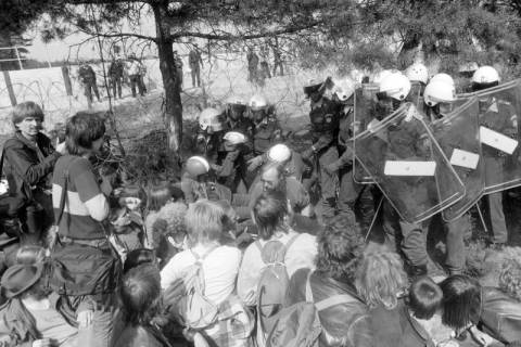 ARH NL Mellin 01-110/0005, Bundespolizei mit Schutzschilden bei einer Demonstration, ohne Datum