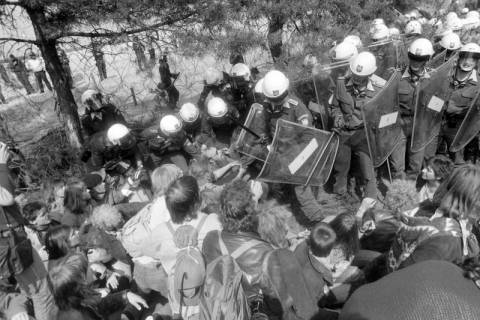 ARH NL Mellin 01-110/0006, Bundespolizei mit Schutzschilden bei einer Demonstration, ohne Datum