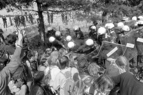 ARH NL Mellin 01-110/0007, Bundespolizei mit Schutzschilden bei einer Demonstration, ohne Datum