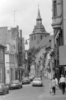 ARH NL Mellin 01-115/0011, Blick in eine Straße und auf die St.-Michalis-Kirche, Lüneburg, ohne Datum