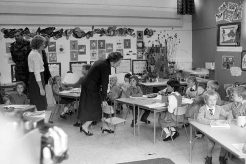 ARH NL Mellin 01-120/0008, Margaret Thatcher im Klassenzimmer bei Grundschülern zu Besuch, ohne Datum