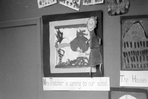 ARH NL Mellin 01-120/0009, Von einem Grundschüler gemaltes Bild bezüglich des Besuches von Margaret Thatcher an der Wand eines Klassenzimmers, ohne Datum