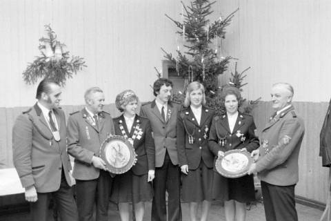 ARH NL Mellin 01-121/0002, Gruppenbild mit Winterkönig und Winterkönigin, wohl 1975