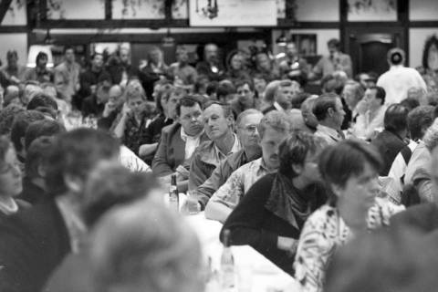 ARH NL Mellin 01-121/0009, Menschen in einem Raum und an Tischen versammelt, ohne Datum