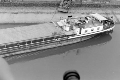 ARH NL Mellin 01-122/0009, Auf Grund gelaufenes Schiff infolge des Dammbruchs des Elbe-Seitenkanals, 1976
