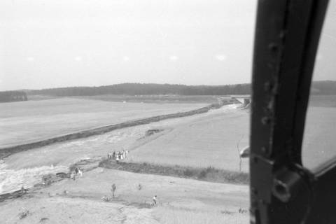ARH NL Mellin 01-122/0011, Blick aus einem Helikopter auf den Dammbruch des Elbe-Seitenkanals, 1976