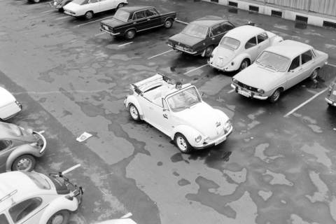 ARH NL Mellin 01-125/0001, VW-Käfer Karmann-Cabriolet zwischen parkenden Autos, ohne Datum