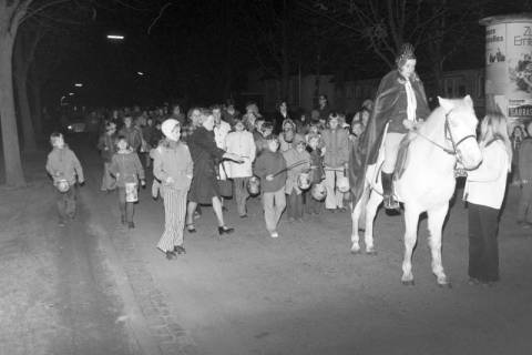 ARH NL Mellin 01-125/0005, Ein Mädchen auf einem Pferd führt einen Laternenumzug an, ohne Datum