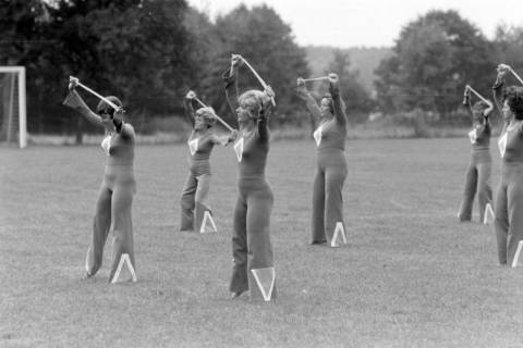 ARH NL Mellin 01-127/0004, Frauen bei Gymnastik-Übungen, ohne Datum