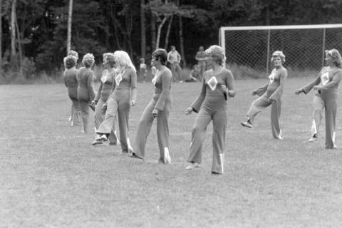 ARH NL Mellin 01-127/0005, Frauen bei Gymnastik-Übungen, ohne Datum