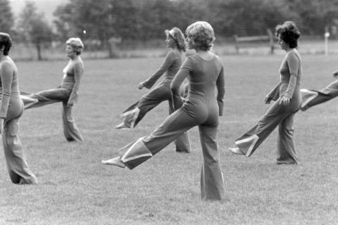 ARH NL Mellin 01-127/0006, Frauen bei Gymnastik-Übungen, ohne Datum