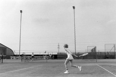ARH NL Mellin 01-127/0013, Tennisspielerin während eines Spiels, ohne Datum