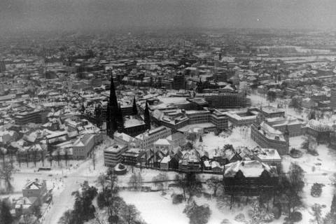 ARH NL Mellin 01-128/0003, Luftbild von der St. Lamberti Kirche und der Stadt im Schnee, Oldenburg, ohne Datum