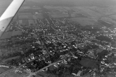 ARH NL Mellin 01-128/0004, Luftbild von einer Stadt, ohne Datum