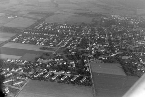 ARH NL Mellin 01-128/0005, Luftbild von einer Stadt, ohne Datum
