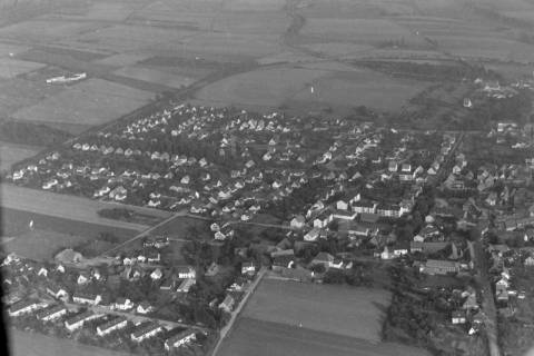 ARH NL Mellin 01-128/0007, Luftbild von einer Stadt, ohne Datum