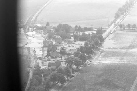 ARH NL Mellin 01-130/0010, Überschwemmung eines Dorfes infolge des Dammbruchs des Elbe-Seitenkanals, 1976