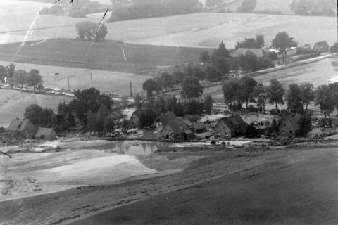 ARH NL Mellin 01-130/0011, Überschwemmung eines Dorfes infolge des Dammbruchs des Elbe-Seitenkanals, 1976