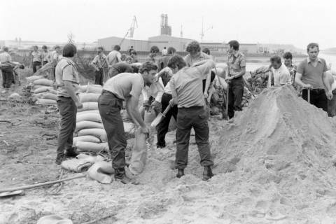 ARH NL Mellin 01-130/0014, Befüllung von Sandsäcken infolge des Dammbruchs des Elbe-Seitenkanals, 1976