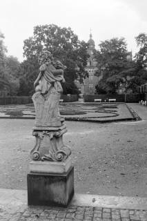 ARH NL Mellin 01-133/0010, Blick auf eine Statue und eine Gartenanlage mit dahinter liegendem Gebäude, ohne Datum