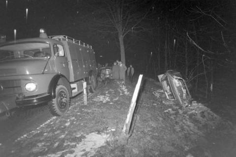 ARH NL Mellin 01-139/0021, Auf der Seite liegendes Auto am Straßenrand nach einem Verkehrsunfall, ohne Datum