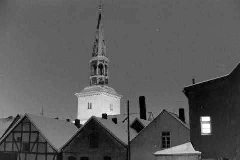 ARH NL Mellin 01-141/0008, Kirchturm der Pankratiuskirche hinter verschneiten Dächern, Burgdorf, ohne Datum