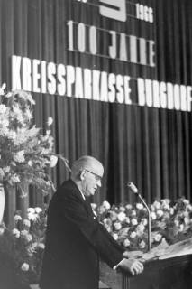 ARH NL Mellin 01-141/0018, Redner bei einer Festveranstaltung anlässlich des 100-jährigen Bestehens der Kreissparkasse Burgdorf, 1966