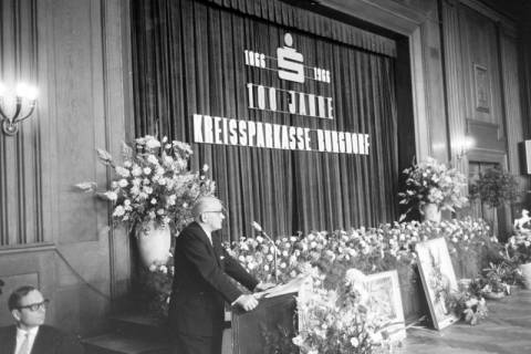 ARH NL Mellin 01-141/0019, Redner bei einer Festveranstaltung anlässlich des 100-jährigen Bestehens der Kreissparkasse Burgdorf, 1966