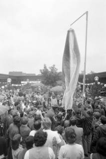 ARH NL Mellin 01-145/0012, Versammlung von Menschen um einen nicht aufgeblasenen Ballon, ohne Datum