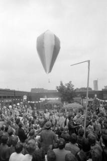 ARH NL Mellin 01-145/0015, Versammlung von Menschen unter einem aufsteigenden Ballon, ohne Datum