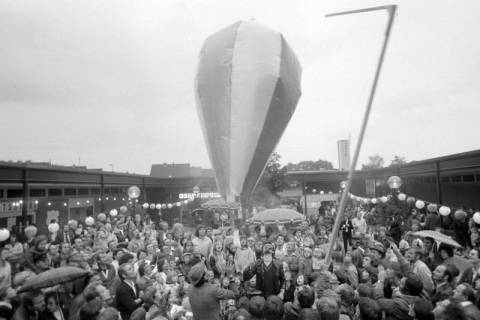 ARH NL Mellin 01-145/0016, Versammlung von Menschen unter einem aufsteigenden Ballon, ohne Datum