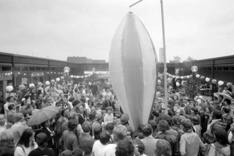 ARH NL Mellin 01-145/0017, Versammlung von Menschen um einen leicht aufgeblasenen Ballon, ohne Datum