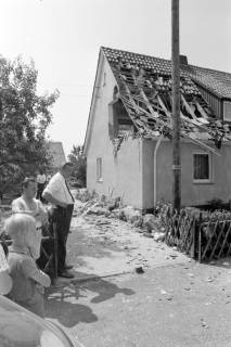 ARH NL Mellin 01-147/0004, Haus mit zerstörtem Dach, ohne Datum