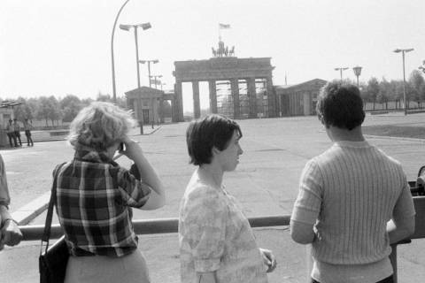 ARH NL Mellin 01-148/0007, Blick auf das Brandenburger Tor aus Ost-Berliner Richtung, Berlin, ohne Datum