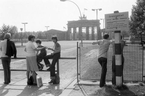 ARH NL Mellin 01-148/0008, Blick auf das Brandenburger Tor aus Ost-Berliner Richtung, Berlin, ohne Datum