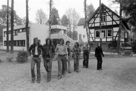 ARH NL Mellin 01-150/0006, Gruppe von Jugendlichen am Naturfreundehaus "Zum Lönssee", Wedemark, ohne Datum