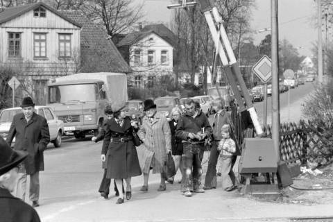 ARH NL Mellin 01-150/0016, Menschen an dem Bahnübergang an der Schillerslager Straße, Burgdorf, wohl 1971