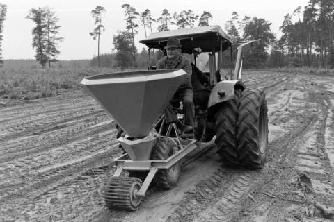 ARH NL Mellin 01-151/0018, Traktor mit Streugerät gefüllt mit Eicheln, ohne Datum