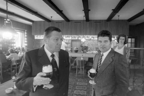 ARH NL Mellin 01-152/0018, Zwei Männer mit Bier in der Hand in einer Gaststätte, ohne Datum