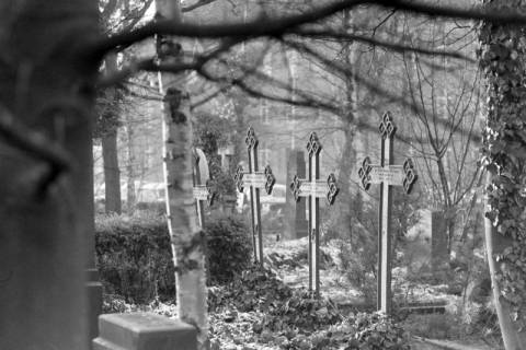 ARH NL Mellin 01-158/0013, Grabkreuze auf einem Friedhof, ohne Datum