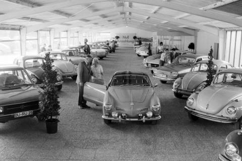 ARH NL Mellin 01-160/0009, Ausstellungsraum eines VW-Autohauses, Burgdorf?, um 1970