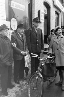 ARH NL Mellin 01-168/0013, Drei Männer und eine Frau mit Fahrrad vor einer "Grill-Bar", ohne Datum
