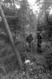 ARH NL Mellin 01-170/0003, Zwei Bundeswehrsoldaten? im Wald, ohne Datum