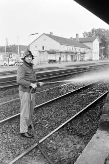 ARH NL Mellin 01-170/0007, Feuerwehrmann im Gleisbett am Bahnhof, Burgdorf, vor 1965