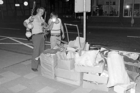 ARH NL Mellin 01-171/0013, Zwei Männer am Straßenrand neben einem Stapel von Kisten, ohne Datum