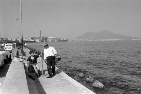ARH NL Mellin 01-173/0023, Blick von einer Straße am Meer auf den Vesuv und die Stadt, Neapel, ohne Datum