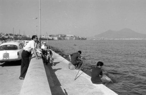 ARH NL Mellin 01-173/0026, Blick von einer Straße am Meer auf den Vesuv und die Stadt, Neapel, ohne Datum