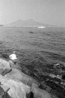 ARH NL Mellin 01-173/0027, Blick von einer Straße am Meer auf den Vesuv und die Stadt, Neapel, ohne Datum