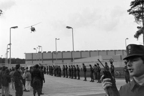 ARH NL Mellin 01-174/0014, Polizei vor dem Atommülllager über dem ein Helikopter fliegt, Gorleben, nach 1977
